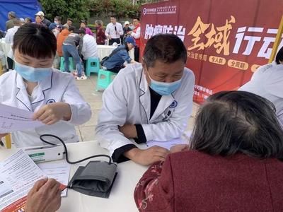 肿瘤防治，全域行动——重庆全域肿瘤医院“肿瘤防治宣传周”第三场义诊龙都广场启动